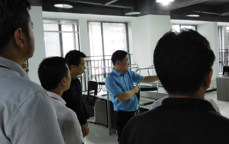 賴區長鼓勵重慶天度網絡公司要多進行創新，并就天度未來發展方向做出重要指示。