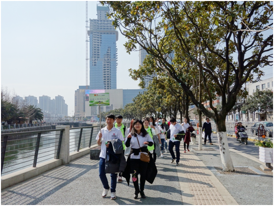 一路上，志愿者把“學雷鋒踐行動 樹新風做好事 做志愿者”的精神傳揚到大街小巷，把雷鋒為人民服務的志愿精神帶到城市的每個角落。